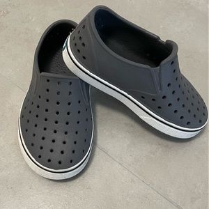 Native slip on water shoes toddler size 8 in gray.
